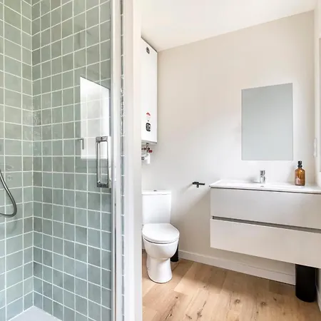 Brand New One-bedroom 5 Minutes Walk From Hosp Διαμέρισμα Ανζέρ